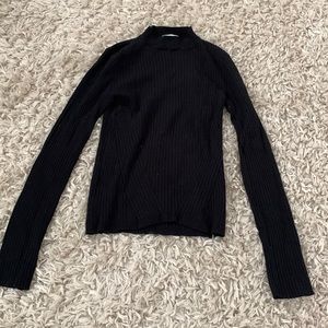 i’m selling a black long sleeve shirt!!